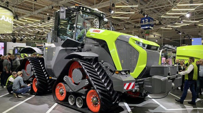 Après sa présentation aux champs cet été, le Claas Xérion 12.650 sous les projecteurs.