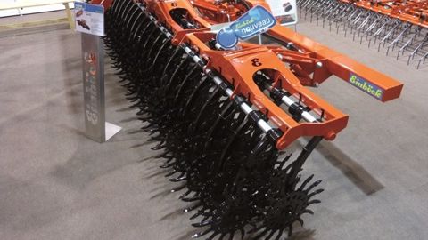 L'Autrichien se lance dans la houe rotative L'Autrichien se lance dans la houe rotative
