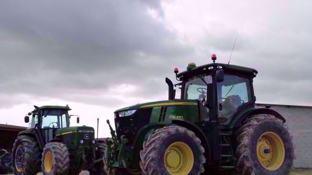 Vidéo: le tracteur John Deere 7250R face au 4955