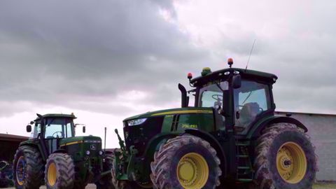 Vidéo: le tracteur John Deere 7250R face au 4955 Vidéo: le tracteur John Deere 7250R face au 4955
