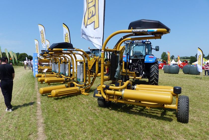 Une enrubanneuse Tanco à trois satellites