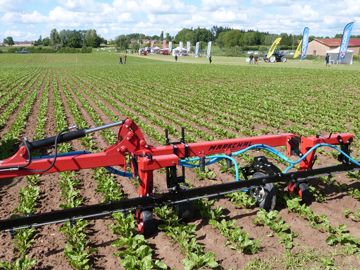 Maréchal traite 36 rangs de betteraves en localisé Maréchal traite 36 rangs de betteraves en localisé