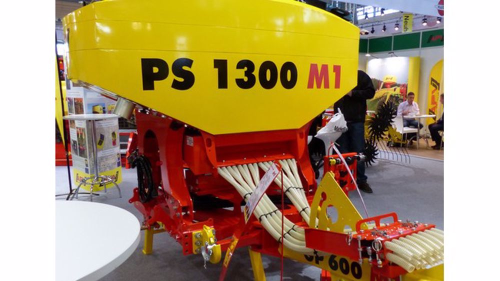 Une trémie arrière de ravitaillement chez APV