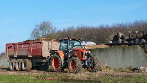 Sous le capot du tracteur Kubota M7171 K-VT Sous le capot du tracteur Kubota M7171 K-VT