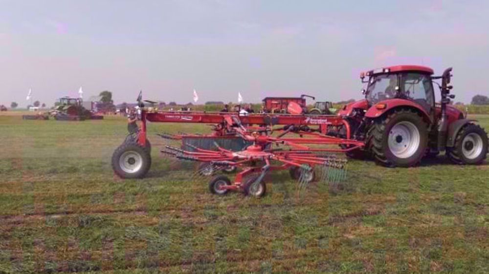 Kverneland-Taarup : L'andaineur ratisse neuf mètres Kverneland-Taarup : L'andaineur ratisse neuf mètres