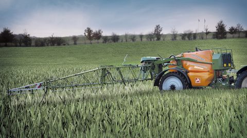 Le pulvérisateur Amazone UX 3200 Spécial Medium coupe ses tronçons Le pulvérisateur Amazone UX 3200 Spécial Medium coupe ses tronçons