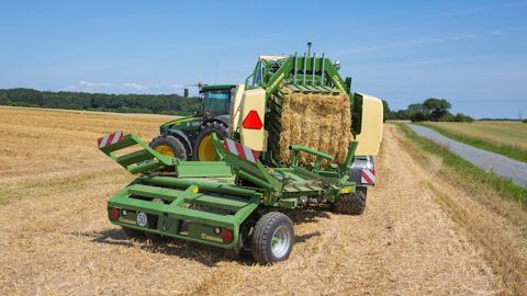 Un groupeur de balles suiveur chez Krone