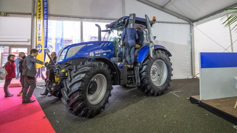 New Holland offre huit rapports sous charge aux T6 avec sa nouvelle transmission Dynamic Command New Holland offre huit rapports sous charge aux T6 avec sa nouvelle transmission Dynamic Command
