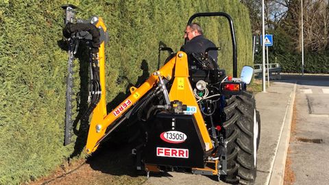 Ferri simplifie la taille des haies avec la T350SI Ferri simplifie la taille des haies avec la T350SI