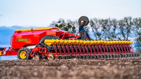 Le Tempo L 24 de Väderstad sème 20 ha/h Le Tempo L 24 de Väderstad sème 20 ha/h