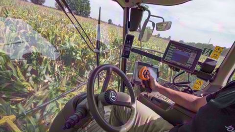 Retour en gros plan sur l'ensileuse John Deere 9900i, 970 ch sous le capot Retour en gros plan sur l'ensileuse John Deere 9900i, 970 ch sous le capot