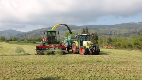La Cuma Rénovation du Livradois-Forez offre à ses adhérents la possibilité de récolter rapidement leurs fourrages grâce aux ensileuses qu’elle détient. La Cuma Rénovation du Livradois-Forez offre à ses adhérents la possibilité de récolter rapidement leurs fourrages grâce aux ensileuses qu’elle détient.