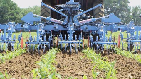 Les éléments de bineuse Monosem se relèvent automatiquement Les éléments de bineuse Monosem se relèvent automatiquement
