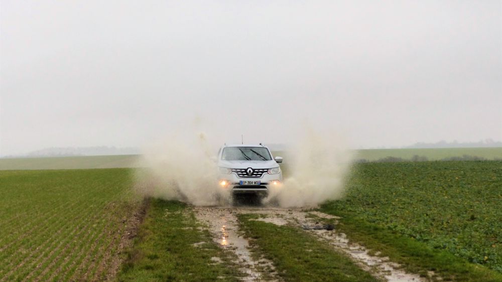 L’Alaskan se révèle confortable aussi bien dans les chemins de terre que sur le bitume.