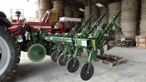 La Garford s’équipe d’éléments relevables manuellement pour permettre à l’agriculteur de terminer des champs en pointe plus facilement. La Garford s’équipe d’éléments relevables manuellement pour permettre à l’agriculteur de terminer des champs en pointe plus facilement.