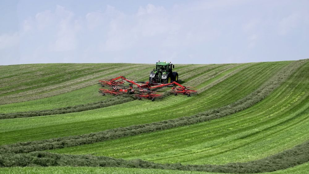 Record battu ! 188,9 ha andainés en huit heures avec une machine Kuhn Record battu ! 188,9 ha andainés en huit heures avec une machine Kuhn