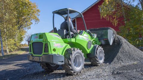 La chargeuse articulée Avant 860i offre une capacité de levage maximale de 1 900 kg. La chargeuse articulée Avant 860i offre une capacité de levage maximale de 1 900 kg.