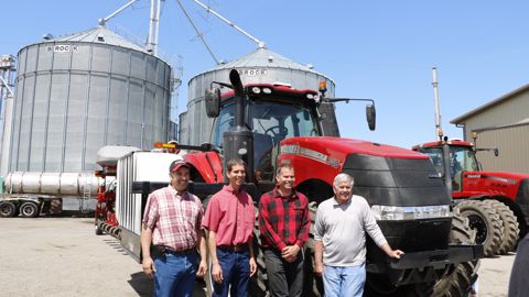 De gauche à droite, les trois frères Kent, Ryan et Kyle prennent la pose avec leur père, Richard Kohlhagen, devant l'un des trois Magnum équipés d'un jumelage de type row-crop pour les semis de maïs. De gauche à droite, les trois frères Kent, Ryan et Kyle prennent la pose avec leur père, Richard Kohlhagen, devant l'un des trois Magnum équipés d'un jumelage de type row-crop pour les semis de maïs.