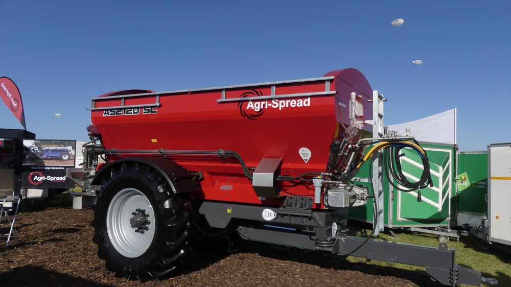 Les épandeurs traînés de la série 2000 d'Agrispread accèdent à l'Isobus Les épandeurs traînés de la série 2000 d'Agrispread accèdent à l'Isobus