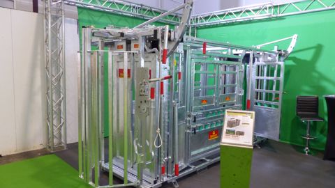 La cage de contention PM 2900 de Maréchalle facilite la vie La cage de contention PM 2900 de Maréchalle facilite la vie