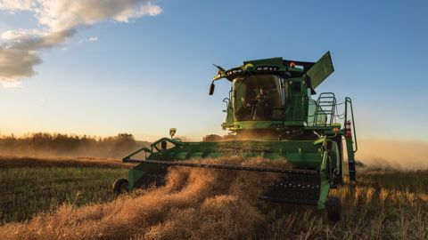 Un pick-up de 4,5 m pour les moissonneuses batteuses John Deere Un pick-up de 4,5 m pour les moissonneuses batteuses John Deere