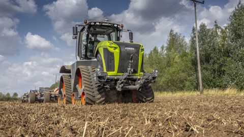 Le Claas Xerion reçoit quatre chenilles Le Claas Xerion reçoit quatre chenilles