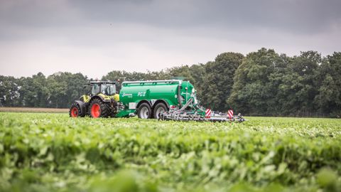 Le dispositif Section Control (TC-SC) de Samson prévient le recroisement ou le surdosage lors de l'épandage d'effluents liquides. Le dispositif Section Control (TC-SC) de Samson prévient le recroisement ou le surdosage lors de l'épandage d'effluents liquides.