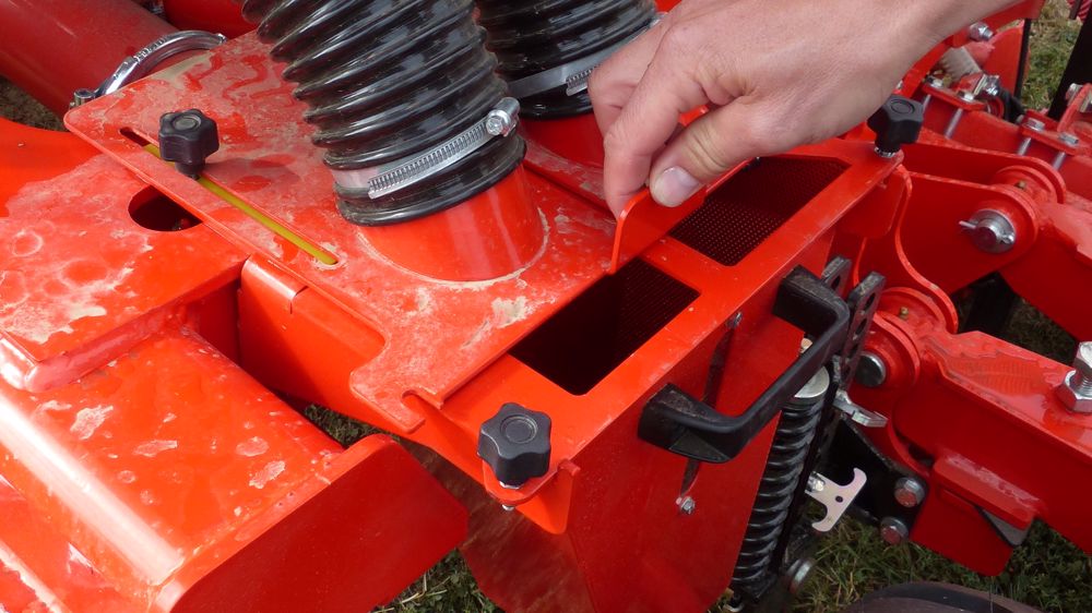 Une trappe intégrée facilite l’accès de l’opérateur pour la calibration du doseur.