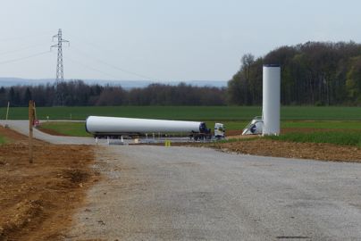 Deux semaines avant le montage, la première section de chaque mât (à droite) est boulonnée sur la fondation.