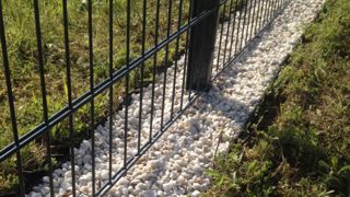 Plantco : un profilé pour habiller les bas de clôture difficiles à désherber