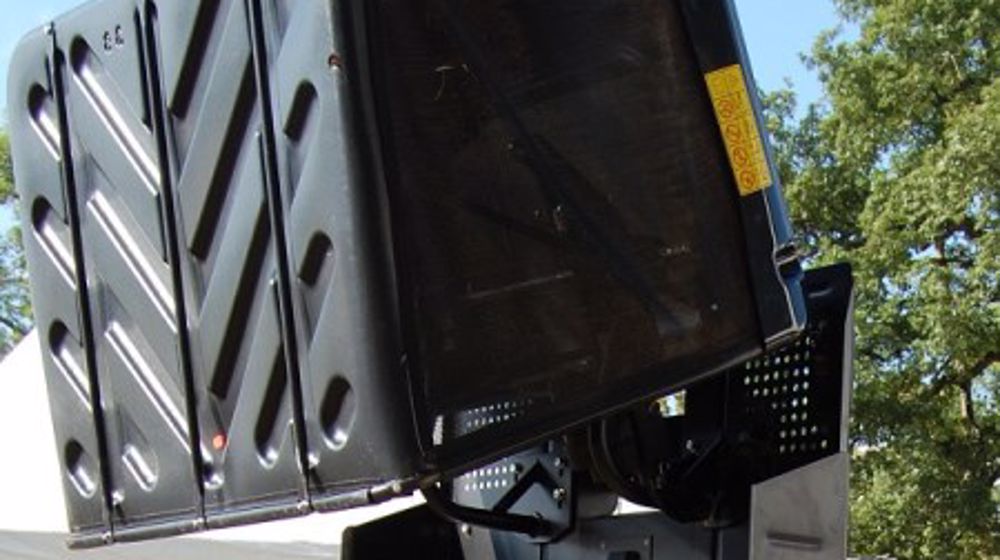 Emak : une autoportée qui benne en hauteur Emak : une autoportée qui benne en hauteur