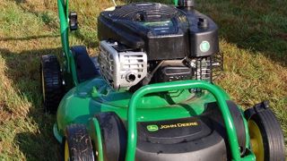 John Deere : une tondeuse pro à vitesse variable