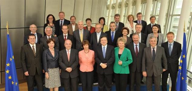 La photo de famille de la Commission européenne présidée par José Manuel Barroso