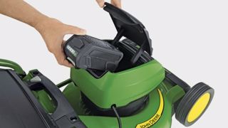 John Deere joue de la batterie