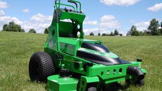 Une tondeuse autoportée debout au lithium