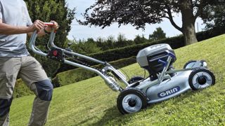 Une tondeuse tractée à batterie pour les pros