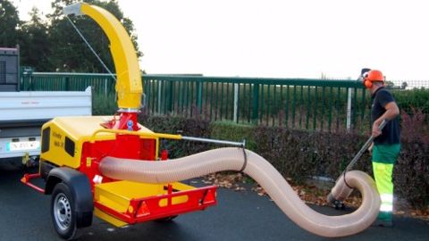 Rabaud : un aspirateur de feuille sur remorque routière Rabaud : un aspirateur de feuille sur remorque routière