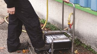 Cemo : des bottes nettoyées sans se baisser