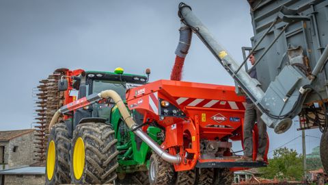 La trémie frontale possède une capacité de 1 000 L. Son fond de cuve et son doseur en inox permettent de combiner semis et apport d’engrais. La trémie frontale possède une capacité de 1 000 L. Son fond de cuve et son doseur en inox permettent de combiner semis et apport d’engrais.