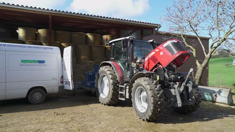 Devant le banc de test de la Cuma régionale de Bourgogne-Franche-Comté, le Massey Ferguson 5711 a développé une puissance maximale de 83,4 ch OCDE à 1 900 tr.min-1. Devant le banc de test de la Cuma régionale de Bourgogne-Franche-Comté, le Massey Ferguson 5711 a développé une puissance maximale de 83,4 ch OCDE à 1 900 tr.min-1.