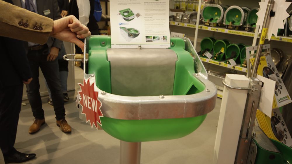 Un abreuvoir La Buvette de taille intermédiaire Un abreuvoir La Buvette de taille intermédiaire