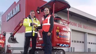 La première mini-pelle électrique Loxam arrive à Colombes
