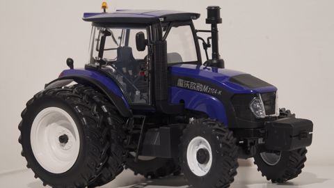 Un tracteur venu d'ailleurs Un tracteur venu d'ailleurs