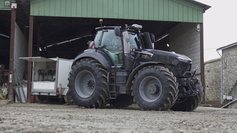 Lors du passage au banc, nous avons mesuré le niveau sonore ressenti dans la cabine du Deutz-Fahr 9340 TTV. Cette valeur n'a jamais dépassé 74 dB(A). Lors du passage au banc, nous avons mesuré le niveau sonore ressenti dans la cabine du Deutz-Fahr 9340 TTV. Cette valeur n'a jamais dépassé 74 dB(A).