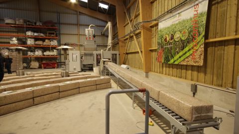Les sacs produits par la chaîne de conditionnement mesurent environ 1 m de longueur et pèsent 15 kg. Les sacs produits par la chaîne de conditionnement mesurent environ 1 m de longueur et pèsent 15 kg.