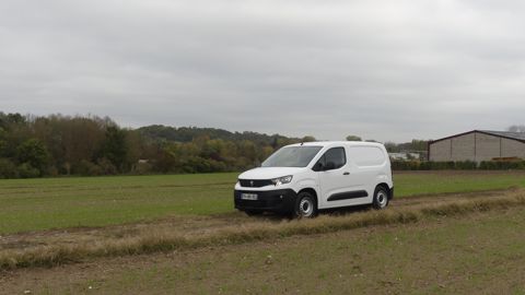 La présentation extérieure du Peugeot Partner de troisième génération se démarque essentiellement de son prédécesseur par sa face avant. La présentation extérieure du Peugeot Partner de troisième génération se démarque essentiellement de son prédécesseur par sa face avant.