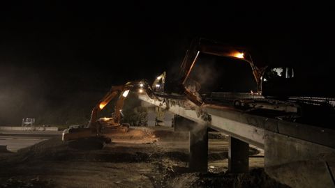 Le tapis de granulats terminé, les pelleteuses de démolition entrent en action sous les yeux de l’équipe franc-comtoise de l’entreprise Heitmann TP, qui reviendra le lendemain. Le tapis de granulats terminé, les pelleteuses de démolition entrent en action sous les yeux de l’équipe franc-comtoise de l’entreprise Heitmann TP, qui reviendra le lendemain.