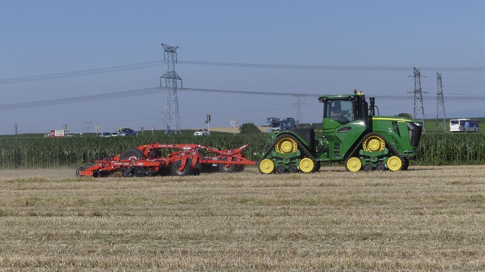 Le déchaumeur Optimer de Kuhn atteint 12 m de large Le déchaumeur Optimer de Kuhn atteint 12 m de large