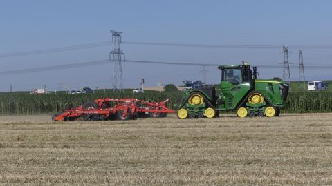 Le déchaumeur Optimer de Kuhn atteint 12 m de large Le déchaumeur Optimer de Kuhn atteint 12 m de large