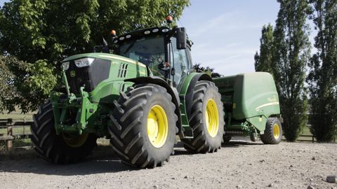 Nicolas Cyprès a profité du renouvellement de sa presse à balles rondes pour investir dans un tracteur doté de la technologie de guidage. Nicolas Cyprès a profité du renouvellement de sa presse à balles rondes pour investir dans un tracteur doté de la technologie de guidage.